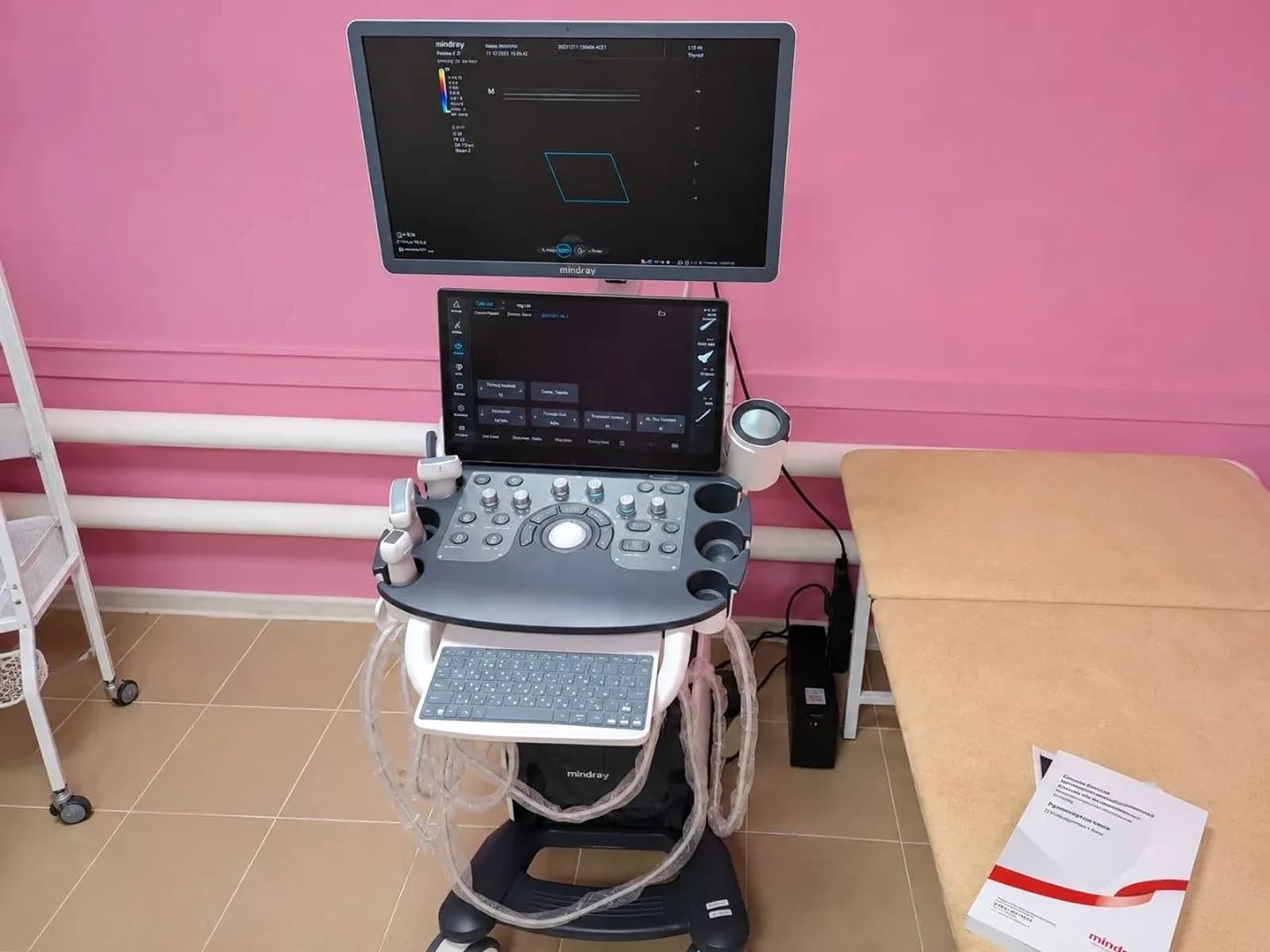 Ультразвуковая система Mindray Consona N8 в кабинете: включённые мониторы, датчики и выдвинутая клавиатура
